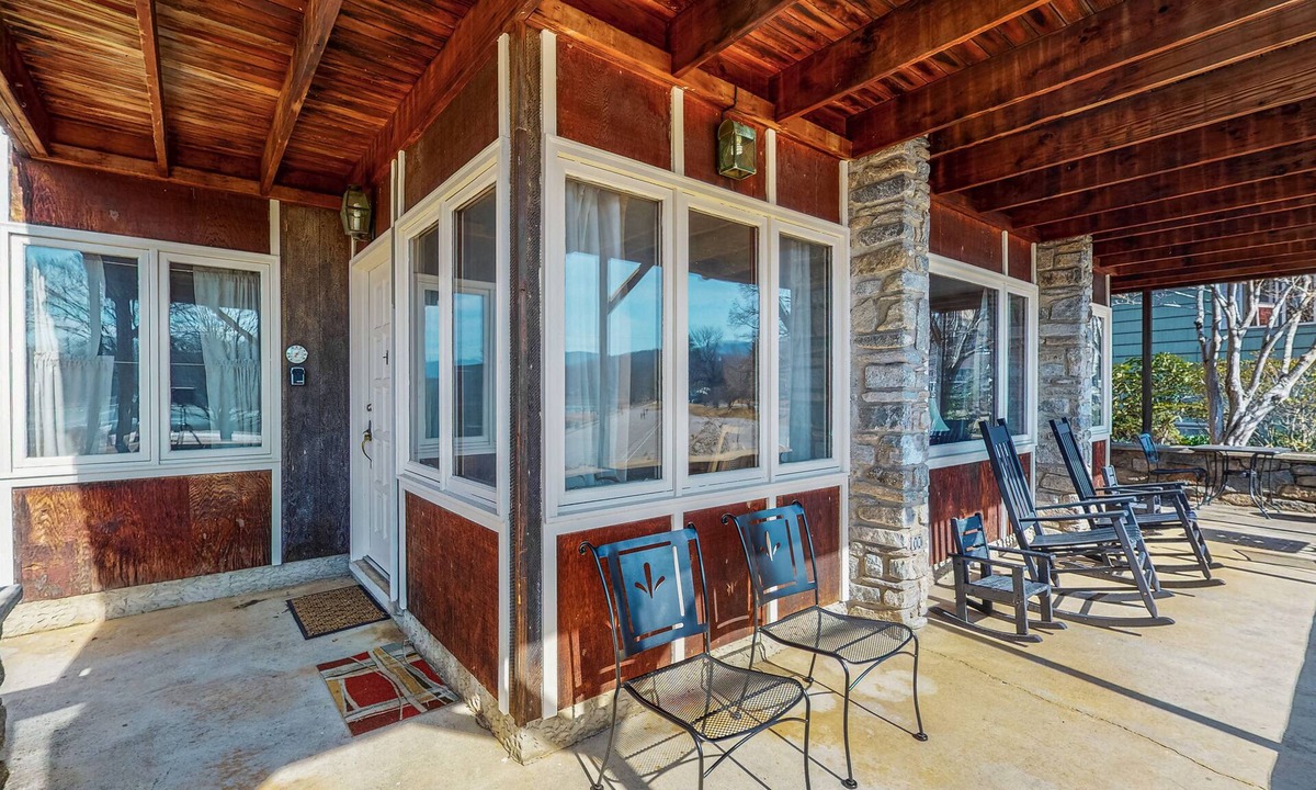 Lake Junaluska House | Casual Lake View Escape, Free WiFi, & a Full Kitchen