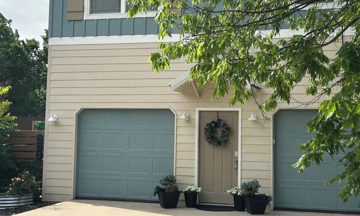 Fayetteville House | Catch a ball game ,ride the trails ,visit breweries, live music on Dickson!