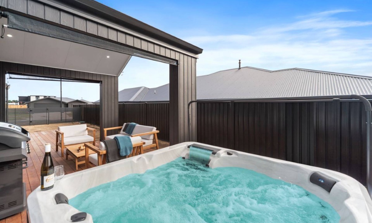 Wharewaka House | CatchN'Relax with Hot Tub