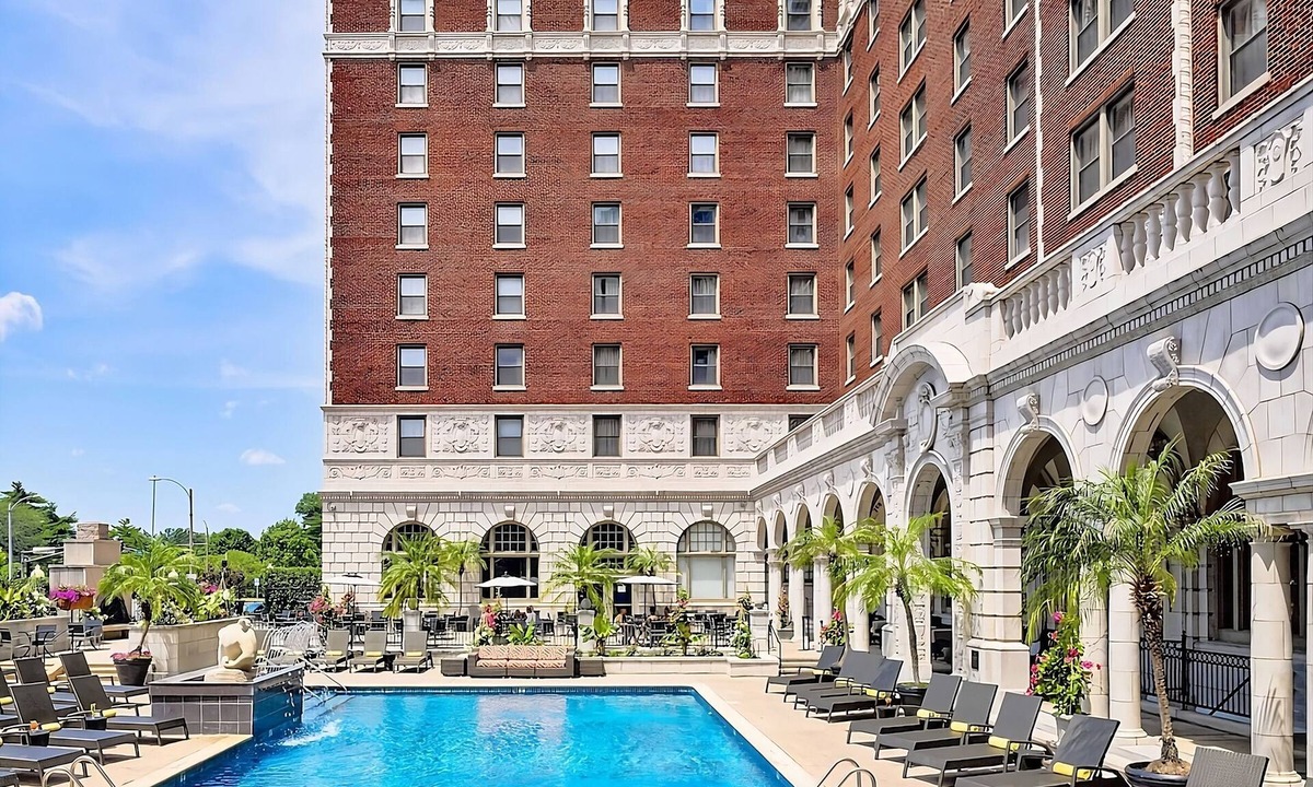 Central West End Apartment | Cathedral Basilica of Saint Louis Tour! Pets Allowed! W/Parking, Pool & Cinema!