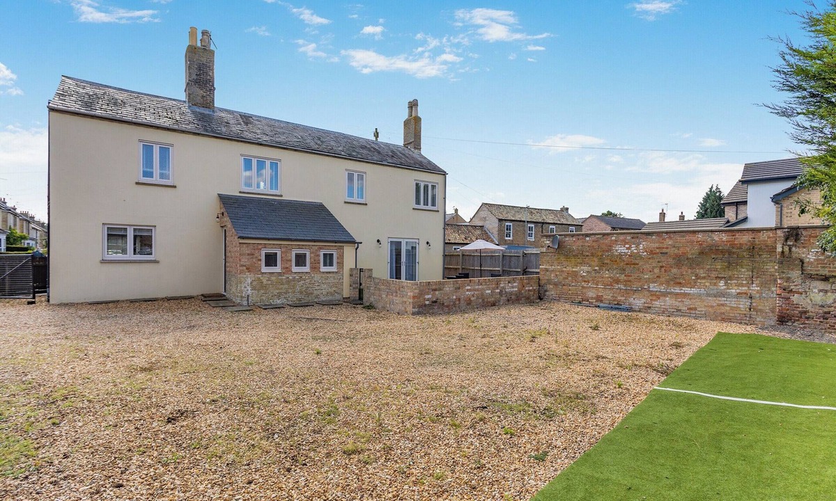 Ely Cottage | Cathedral View Farmhouse