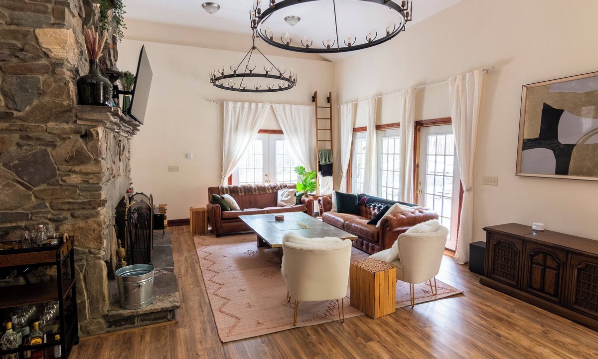 Circleville House | Catskills Barn Retreat w/Fireplace & 9 Acres