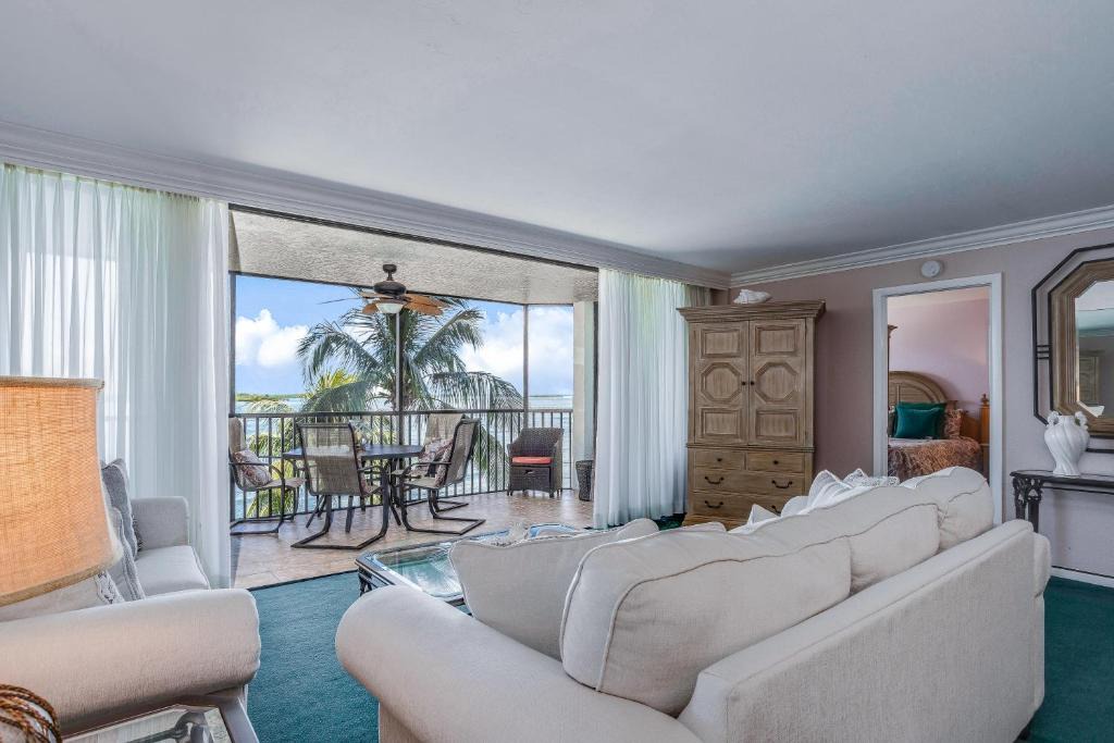 Punta Rassa House | Causeway Dreams & Sanibel Sunsets