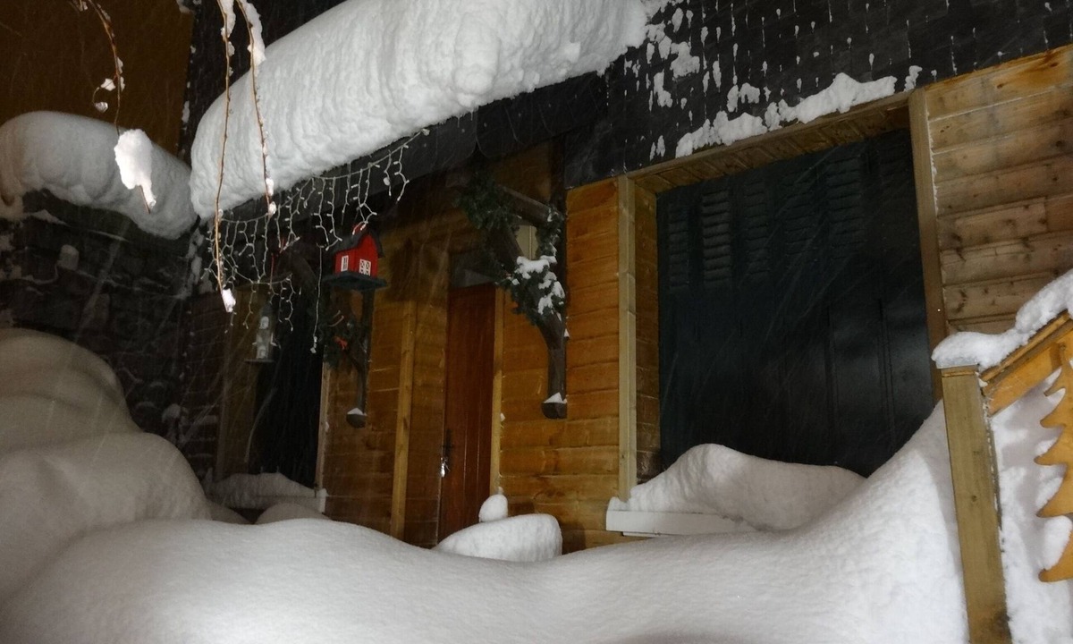 Cauterets Ski Chalet | Cauterets unusual cottage heated pool, WIFI
