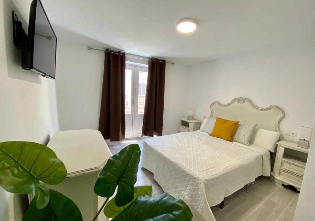 Barri Vell - Santa Creu House | Cave Rooms