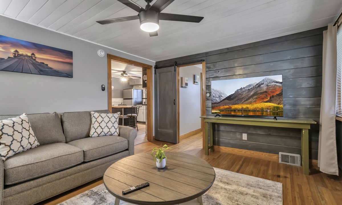 Cheektowaga House | Cayuga Creek Quarters