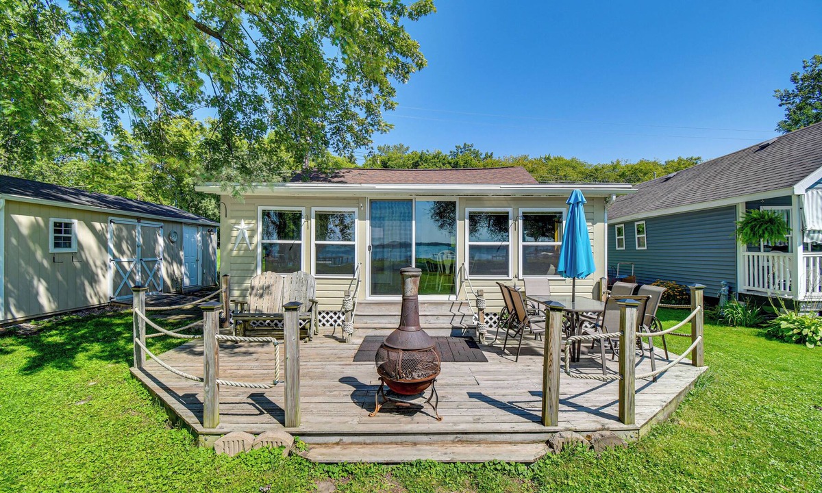 Cayuga Cottage | Cayuga Lake Cottage: Private Dock & Deck!