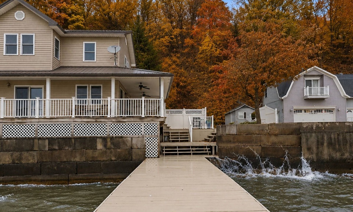 Town of Ledyard House | Cayuga Lake | Dock | Sleeps 10 | Near Wineries