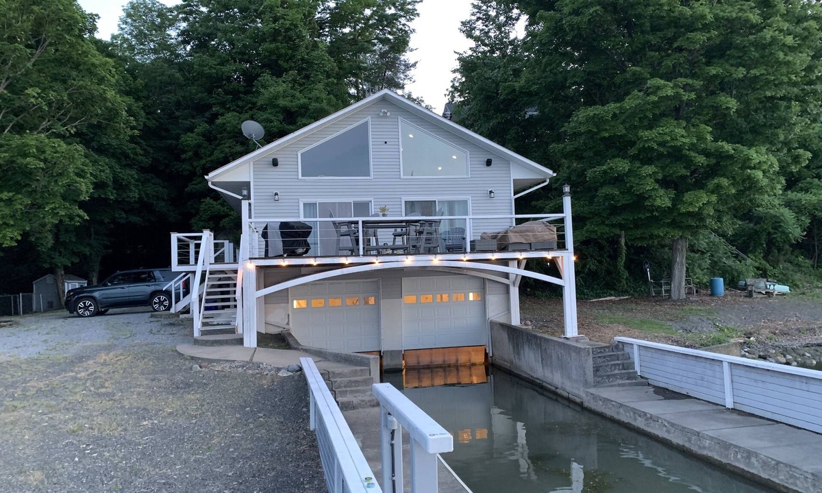 Romulus House | Cayuga Lake Front Home