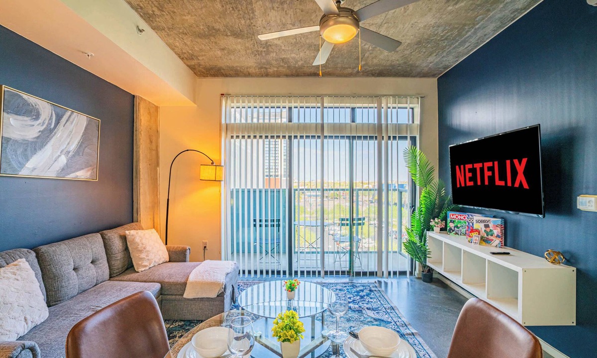 Evans Churchill Apartment | CDT PHX Apt |Balcony, Gym, Pool, W/D & Parking