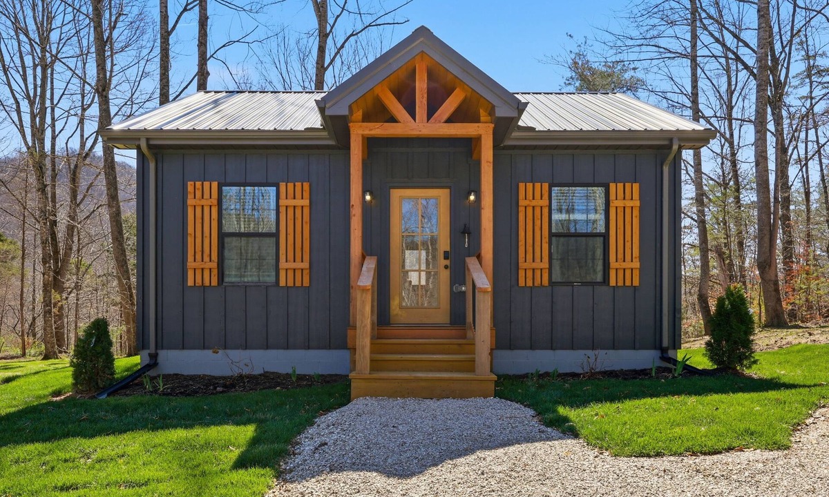 Clay City Cabin | Cedar and Sky -NEW- charming 1 bedroom cabin with hot tub - fully stocked