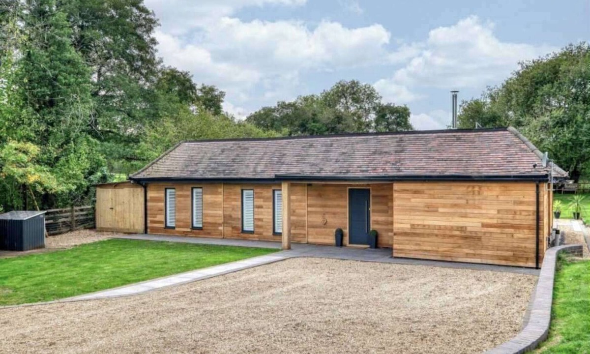 Bromsgrove House | Cedar Barn Getaway, 3 Bed, Sleeps 6, Parking