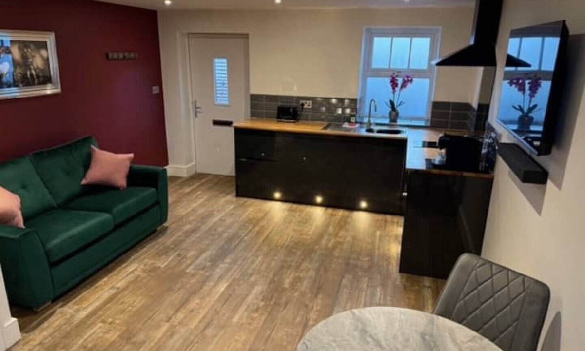 Nantwich House | Cedar Barn - Nantwich with Hot Tub