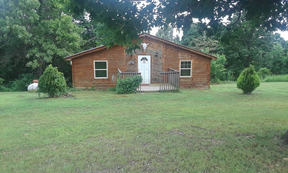 Marshall Cabin | Cedar Cabin located on a working Buffalo Farm near the Buffalo National River
