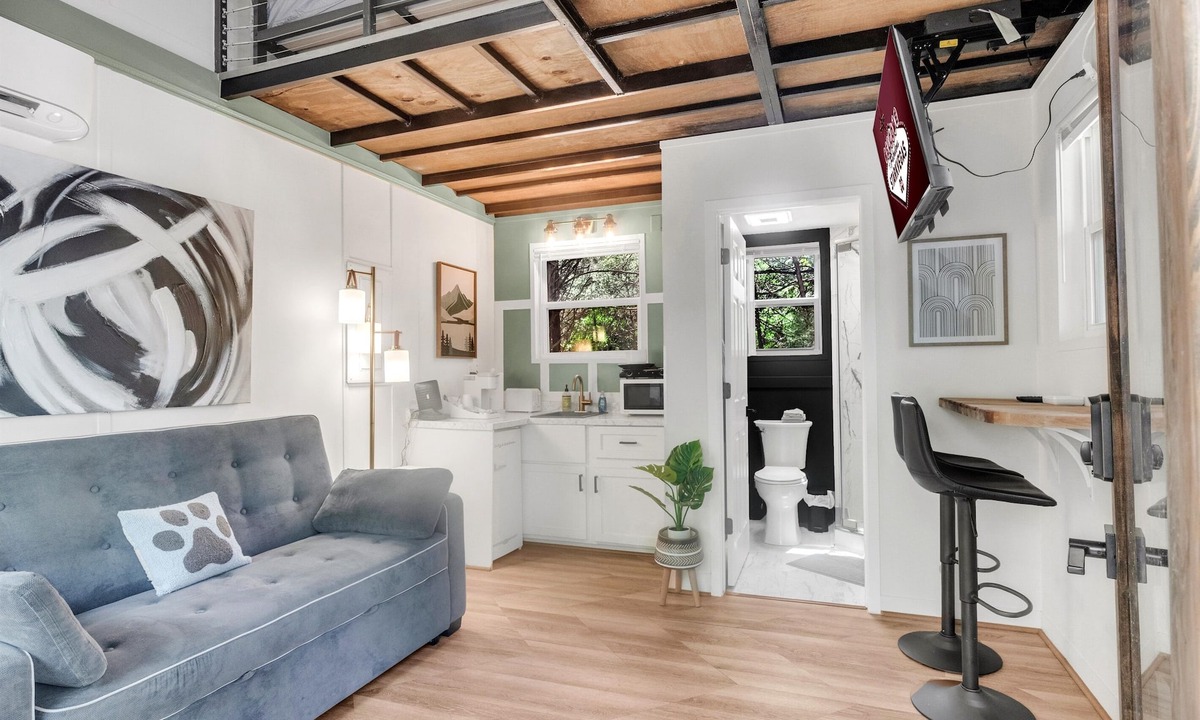 Starkville House | Cedar Cave, Tiny Home Escape, 2 mi to MSU