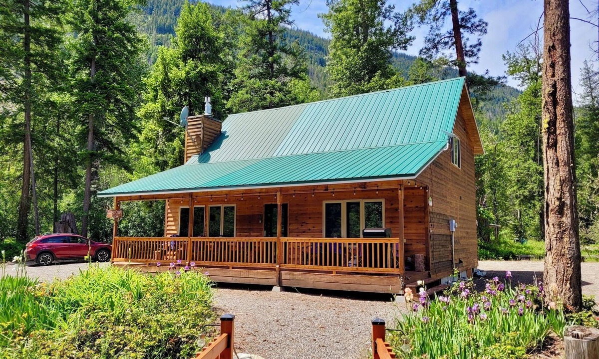 Mazama Cabin | Cedar Creek Cabin in Lost River, Dog Friendly!