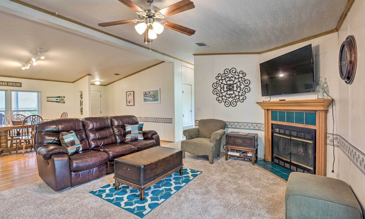 Kemp House | Cedar Creek Lake Access: Retreat w/Deck