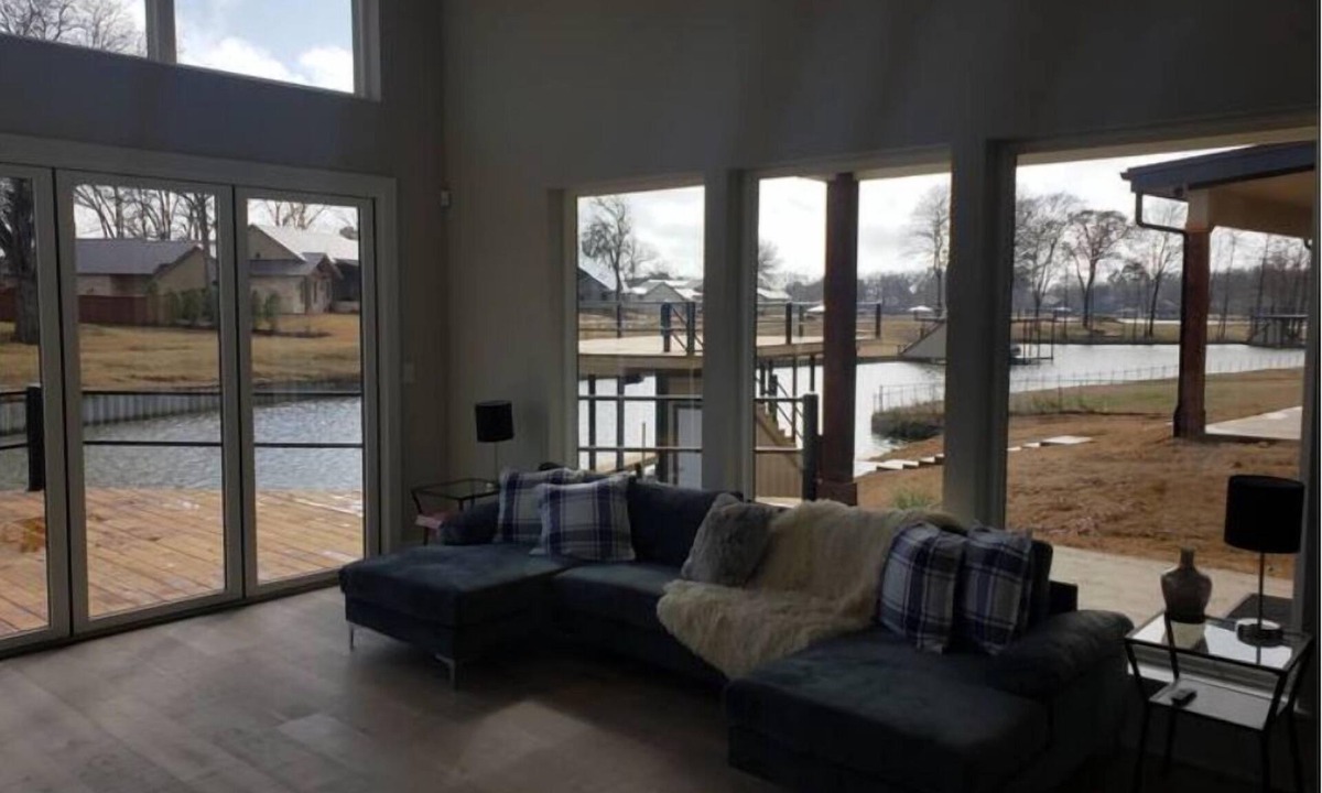 Tool House | Cedar Creek Lake Playhouse, Waterfront, EV Charger