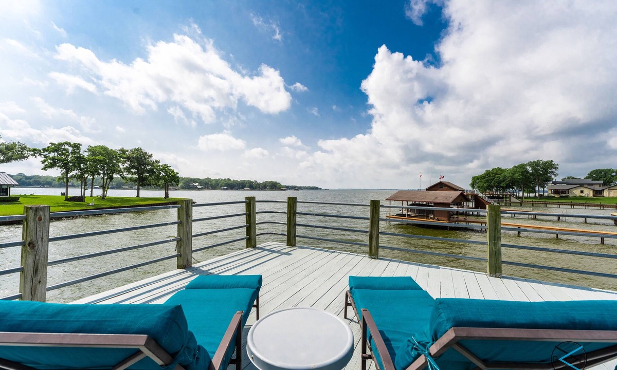 Enchanted Oaks House | Cedar Creek Lake: Retro Lake House on Cove w/Party Deck & Full Water View!