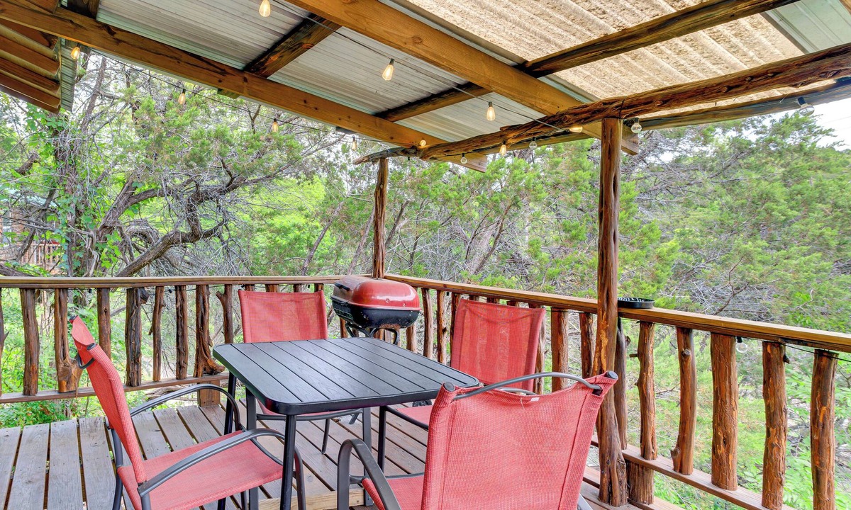 Davis Cabin | Cedar Falls Cabin: Nestled by Honey Creek
