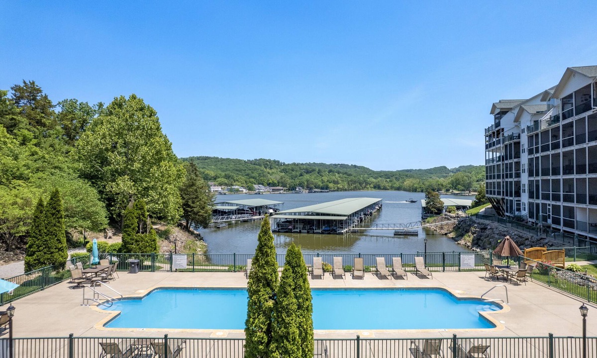 Camdenton Condo | Cedar Heights Condo with Lake & Pool View