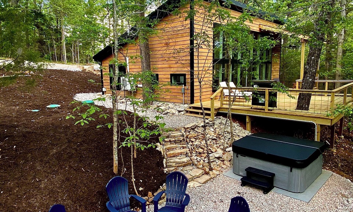 Harrison Cabin | Cedar Hill Cabin 2 bed 2 bath cabin in the Ozarks Hot Tub