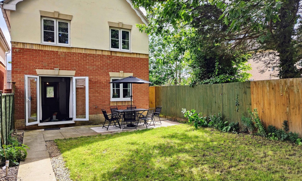 Eastleigh House | Cedar House 4 Bedroom