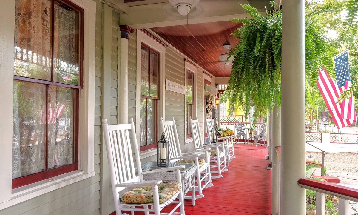 Downtown Historic District Bed & Breakfast | Cedar House Inn