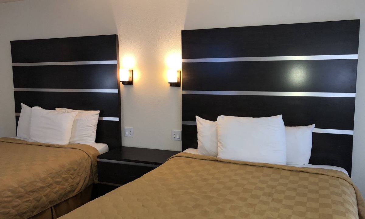 Lakeside Park Hotel | Cedar Inn & Suites