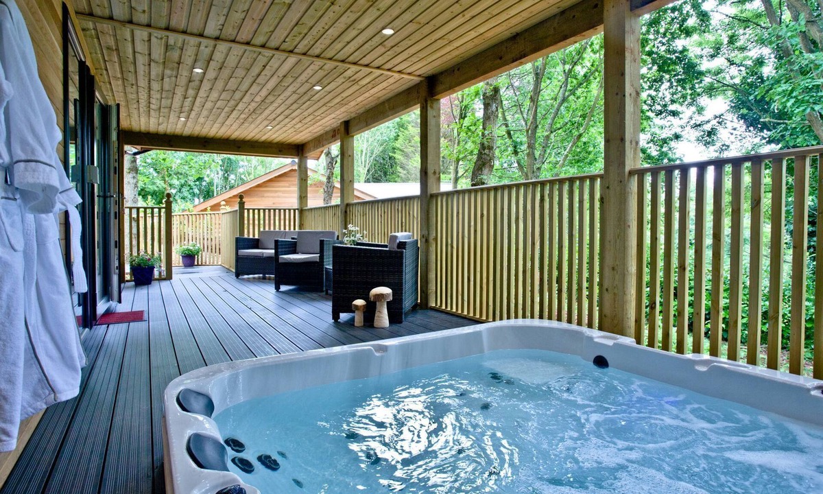 Exeter Cabin | Cedar Lodge, Free WiFi & Hot Tub