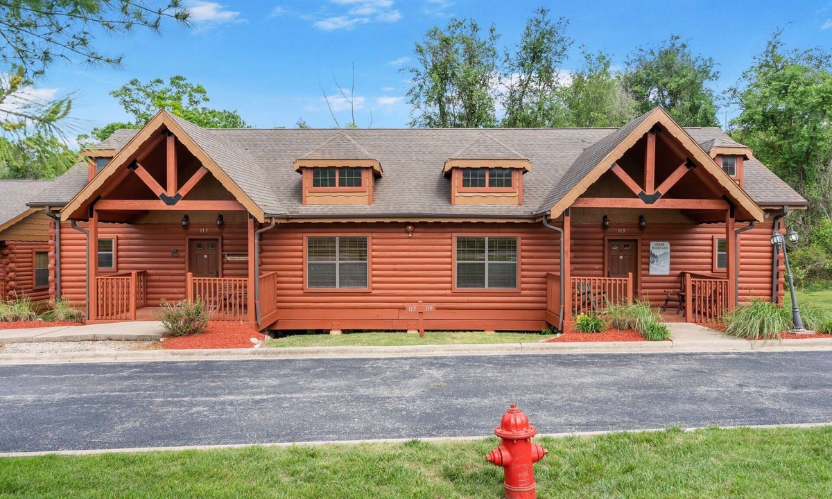 Branson Theater District Cabin | Cedar Log Cabin in Branson Theatre District - Minutes from Shows!