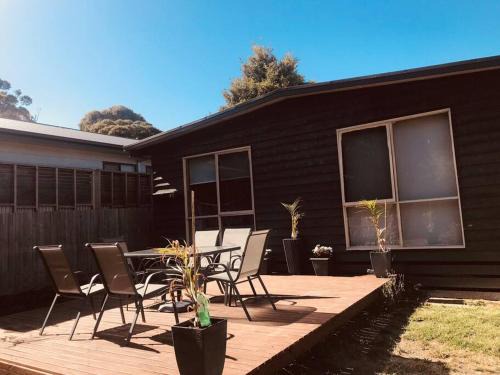 Ventnor House | Cedar Palms Pet friendly close to red rocks beach