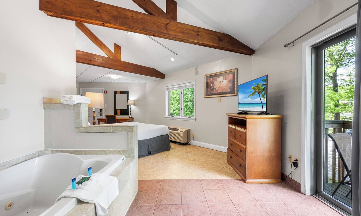 North Stonington Hotel | Cedar Park Whirlpool Suites