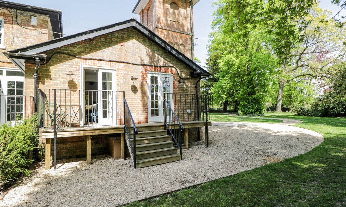 Elcot Cottage | CEDAR, pet friendly, with pool in Kintbury