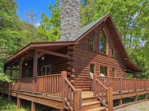 Farmville House | Cedar Ridge Lodge - Hot Tub, Fire Pit, Direct Nature Trail Access