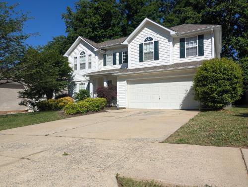 Concord House | Cedar's Corner in Concord Spacious & Clean