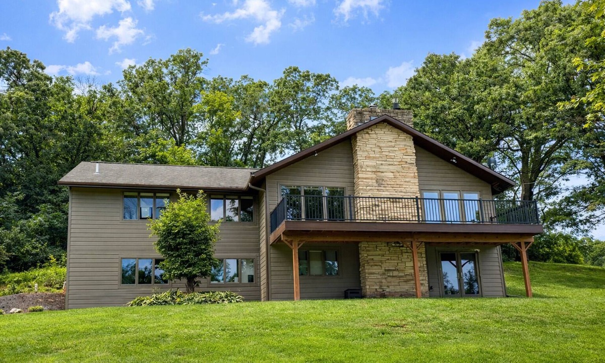 Decorah House | Cedar & Stone Retreat