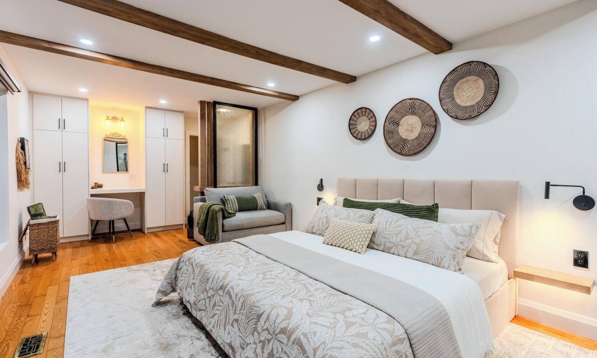 East Gwillimbury Bed & Breakfast | Cedar Suite At The Taiga Animal Sanctuary