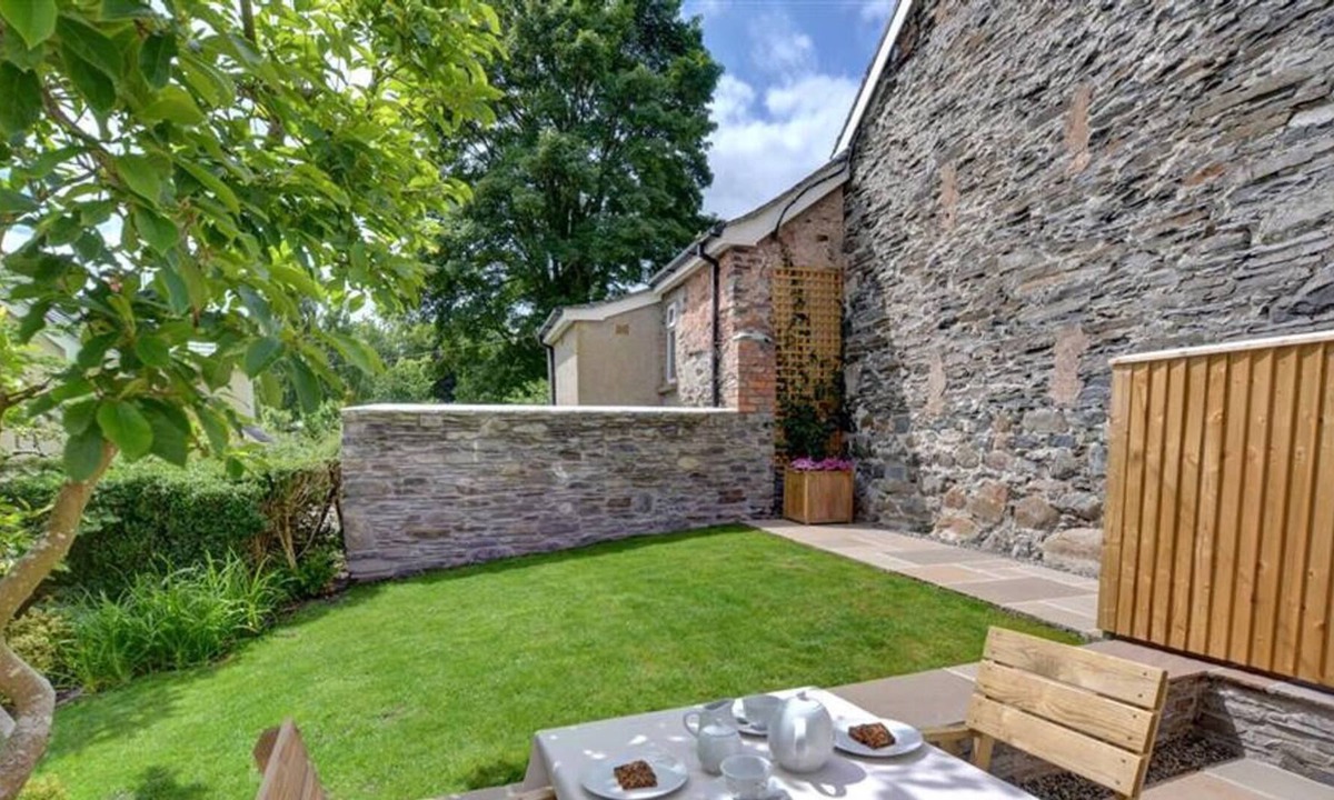 Ruthin House | Cedar Tree Cottage in the beautiful Ruthin