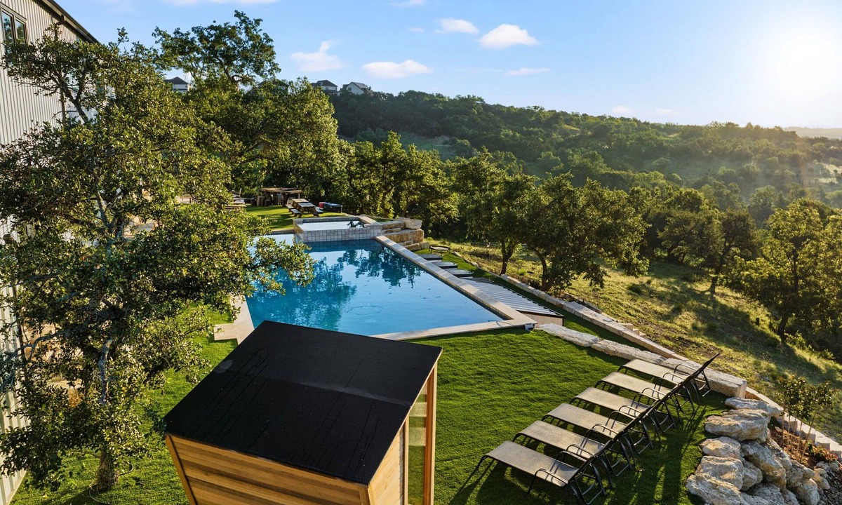 Leander House | CEDAR TRUNK RANCH w Pool Sauna Pickleball & MORE