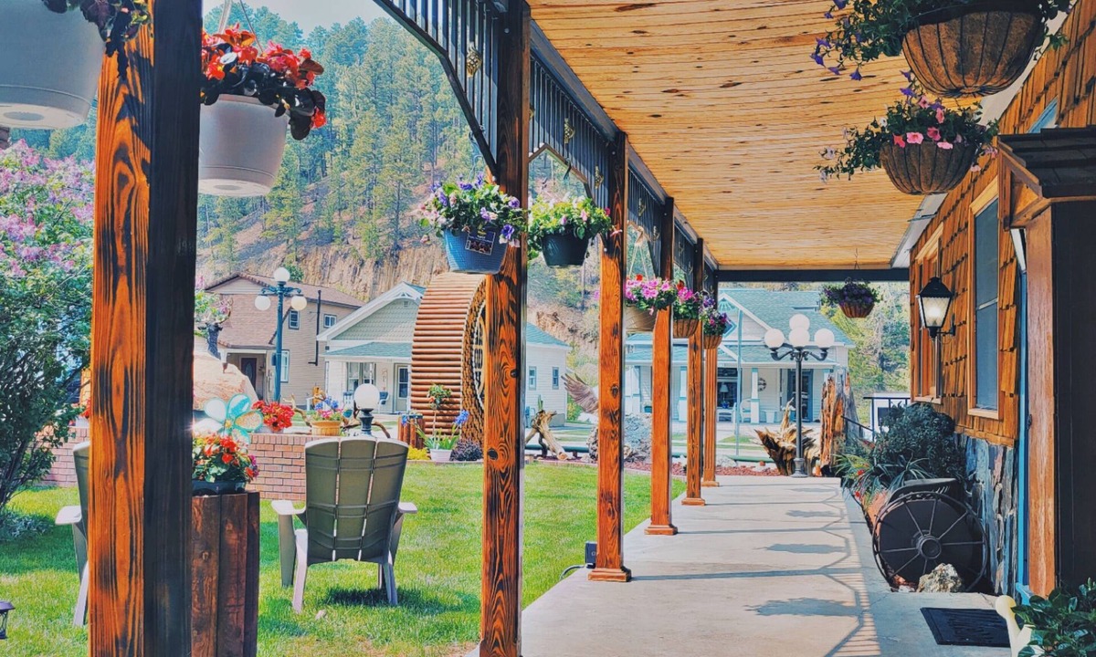 Deadwood Hotel | Cedar Wood Inn