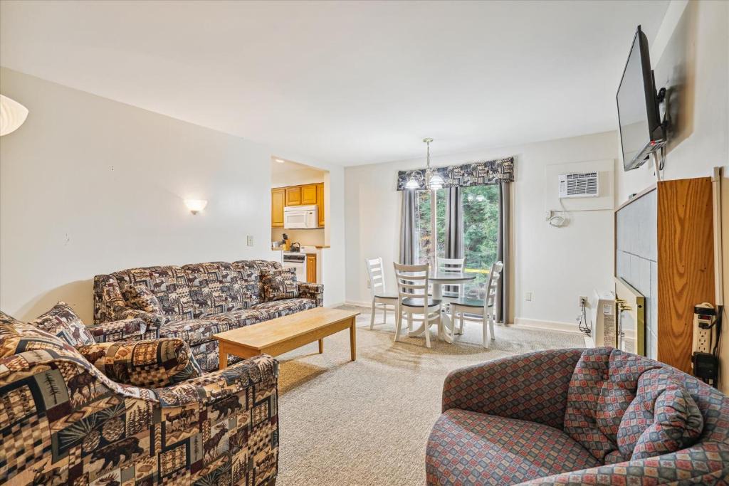 West Bridgewater Hotel | Cedarbrook Deluxe Two Bedroom Suite with outdoor heated pool 10708