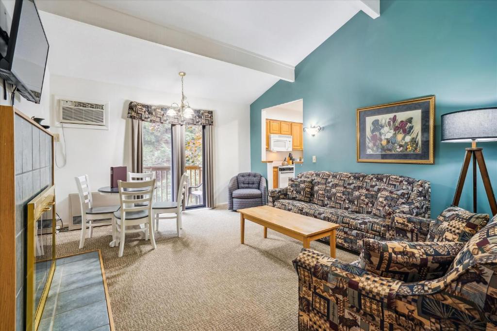 West Bridgewater Hotel | Cedarbrook Deluxe Two Bedroom Suite with outdoor heated pool 20910