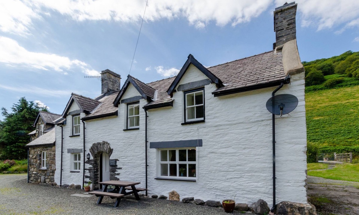 Tywyn House | Cedris - Three Bedroom House, Sleeps 5