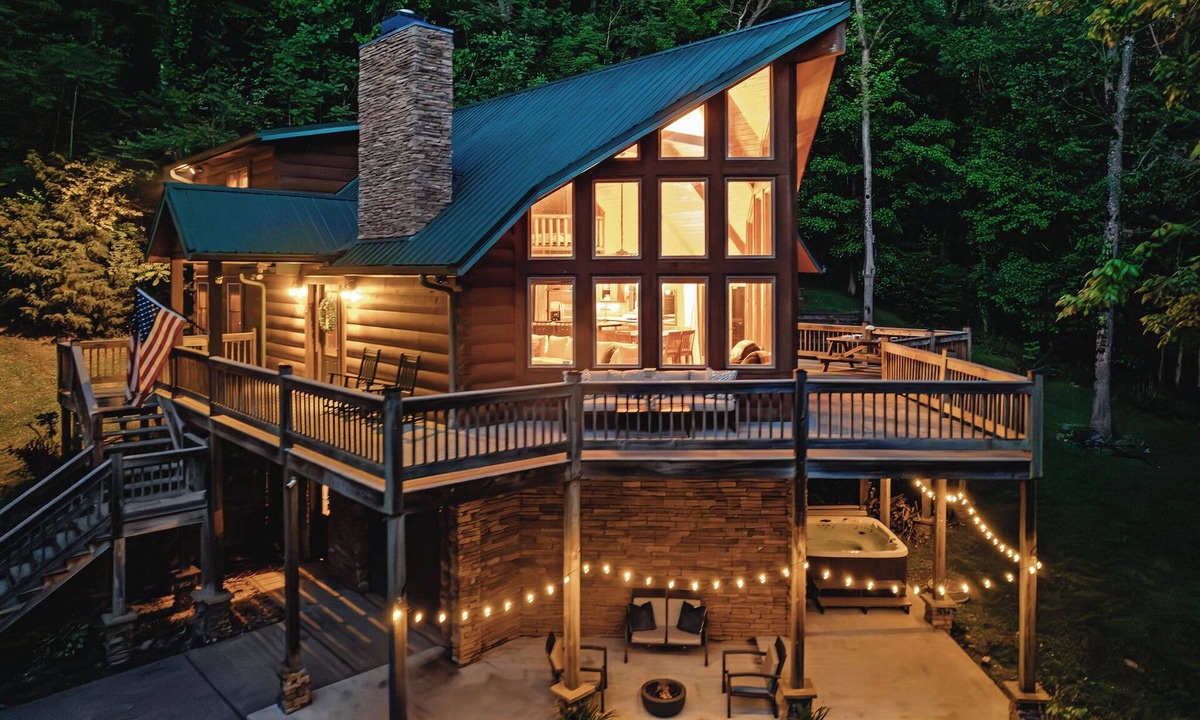 Smithville Ski Chalet | Center Hill Lake Cabin with Hot Tub & Lake Access