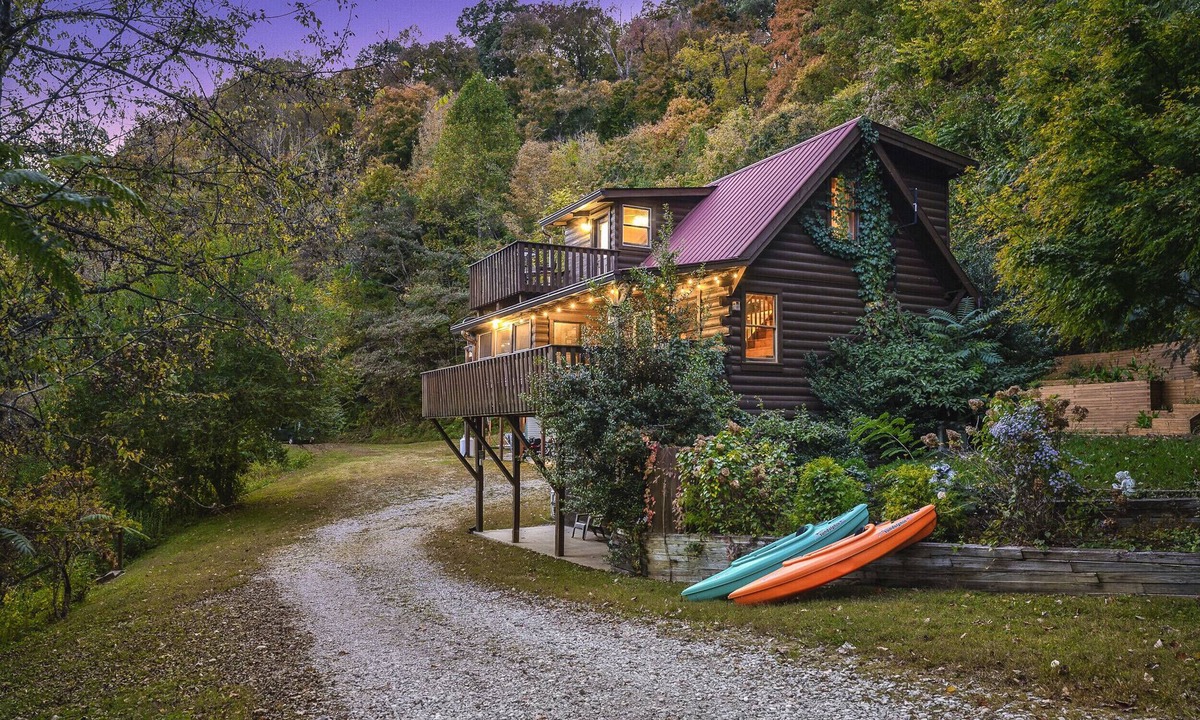 Baxter House | Center Hill Lake Cabin w/Deck & Fire Pit