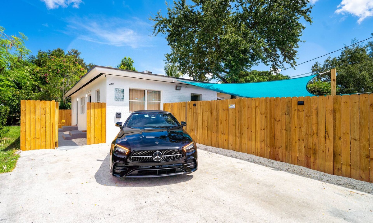 Liberty City Apartment | Center Location 1 Bad + 1 Bath w/Private Yard #1
