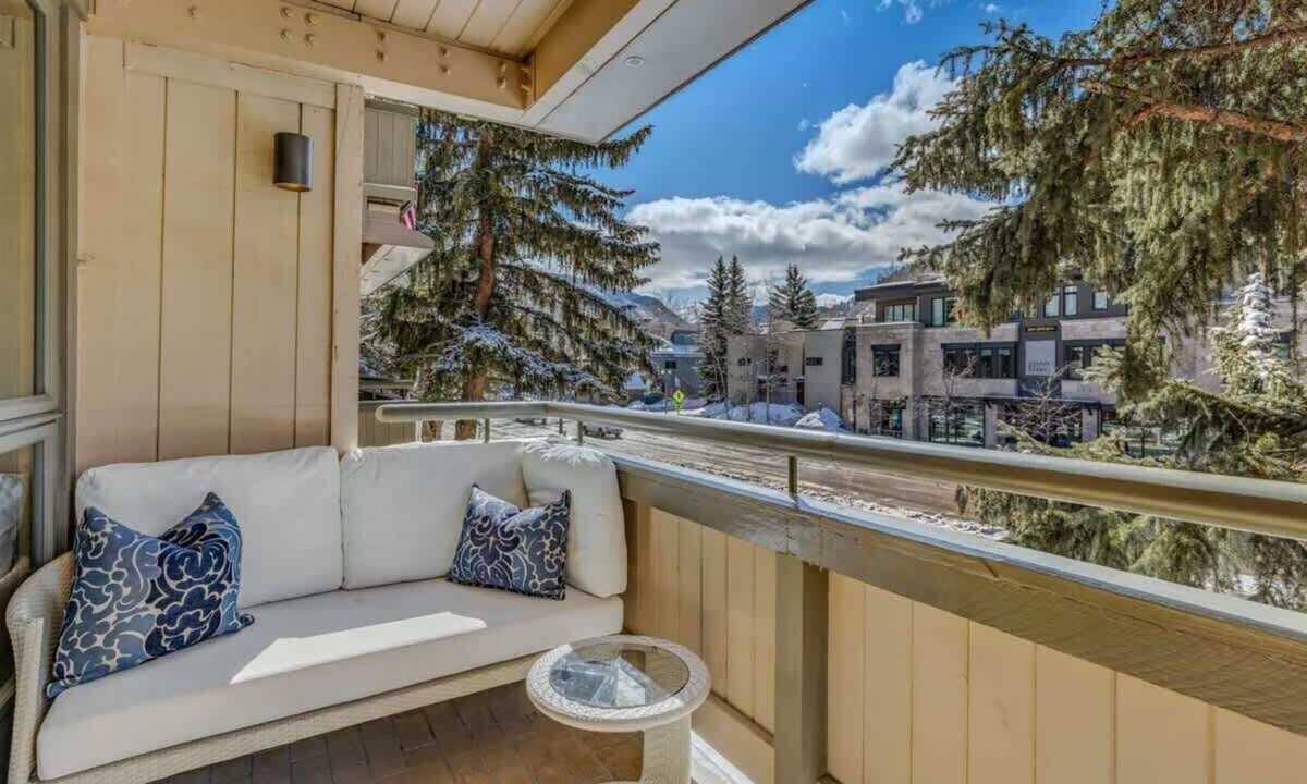 Aspen Apartment | Center of Aspen 2BR, 2BA with AC!
