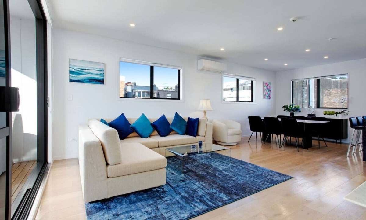 Epsom House | Central Modern Duplex Home near Cornwall Park