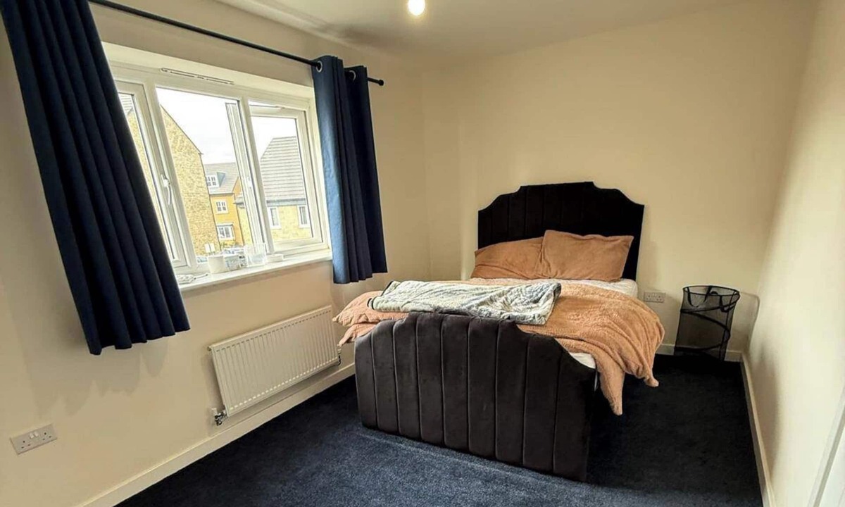 Honley House | Central 2 Bed Home - Parking, Ev point, Garden